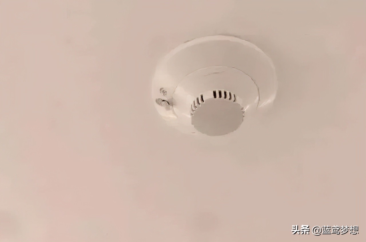 检查针孔摄像头用手机就可以检测,怎么检查民宿有没针孔摄像头