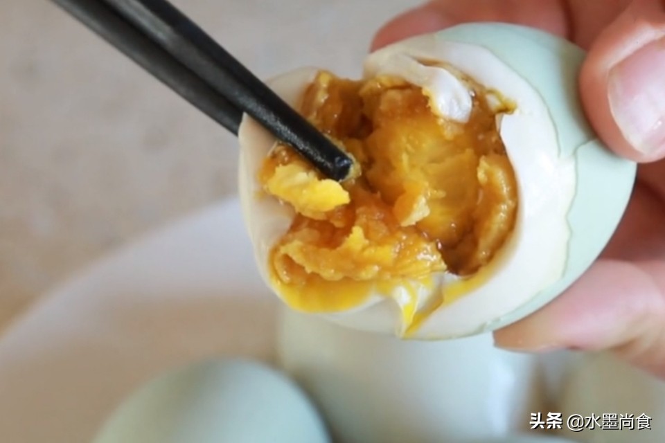 端午咸鸭蛋腌制方法,腌咸鸭蛋老方子方法简单一看就会
