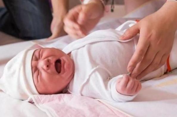 宝宝出生后睡婴儿床还是跟妈妈睡,出生的婴儿要不要睡枕头