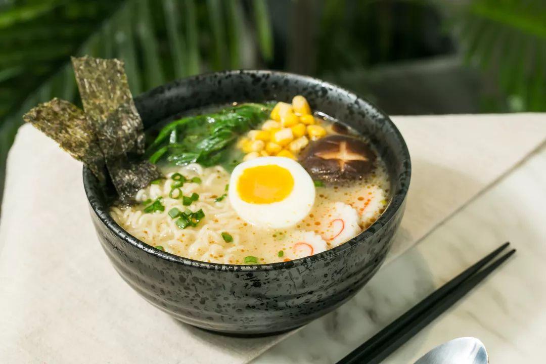 双色的双层小店，晚上有满天星星，呆足一天也不够