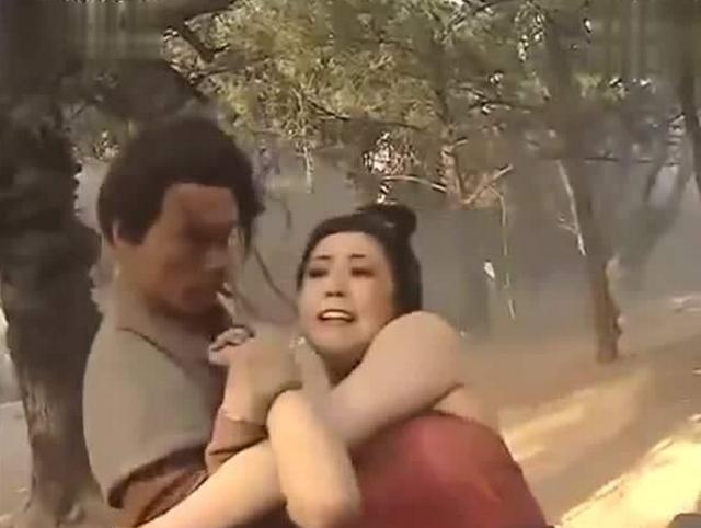 武松和母夜叉孙二娘交手视频,新版水浒母夜叉孙二娘救武松