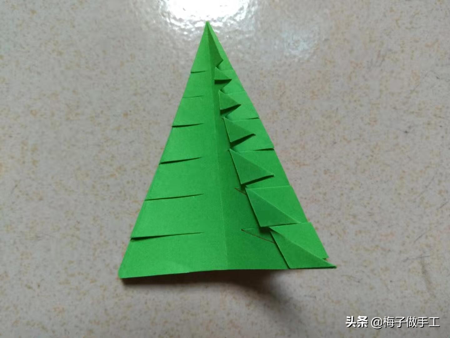 儿童折纸圣诞树的做法,儿童折纸圣诞树的折法
