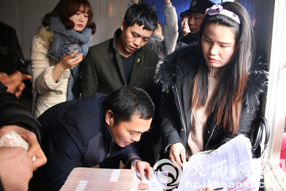 新春之际汉中堂宏广场向农民工集中发放工资900多万元