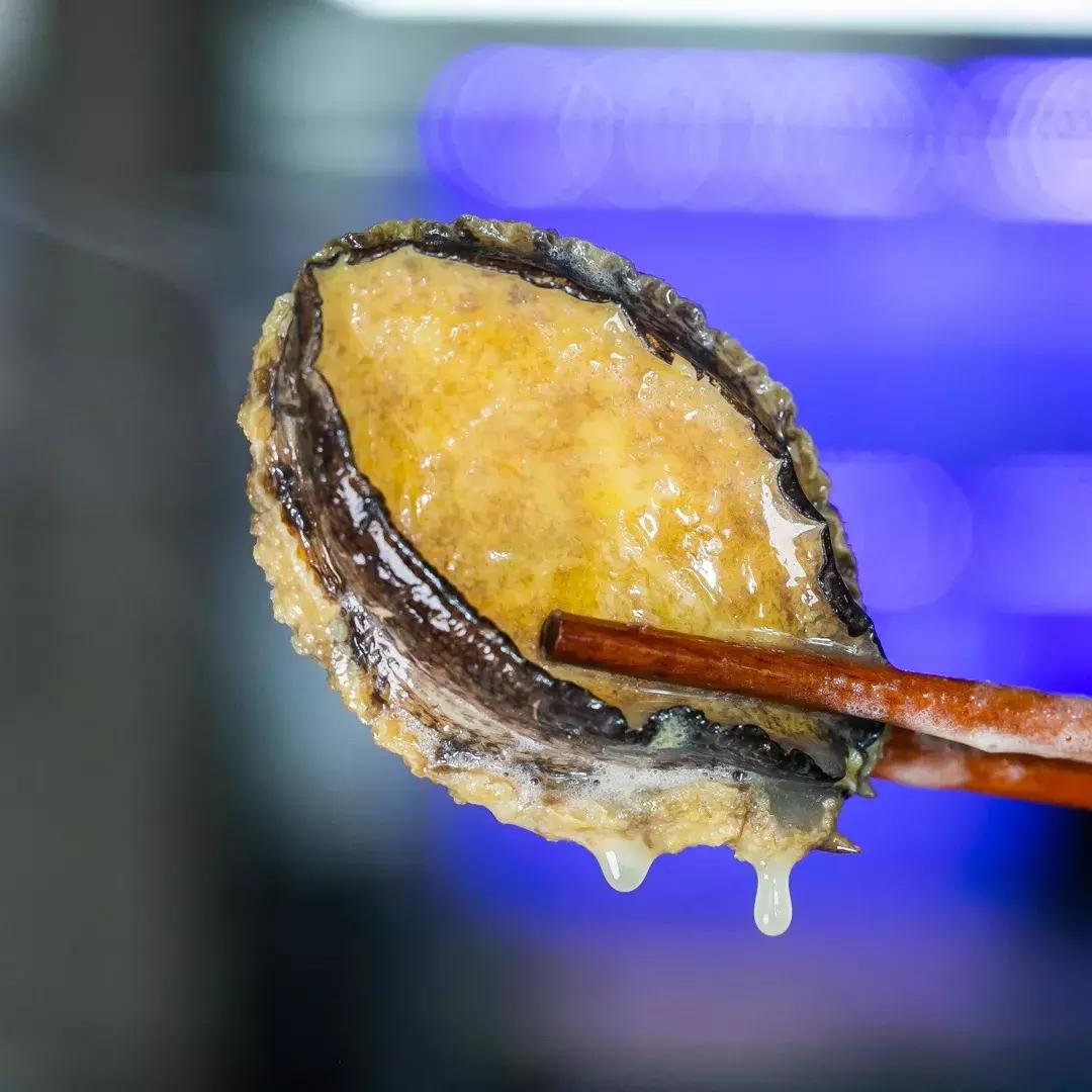 魔都惊现「2层楼小香港」，卖“蹦迪海鲜”！花胶鸡、6头鲍免费送