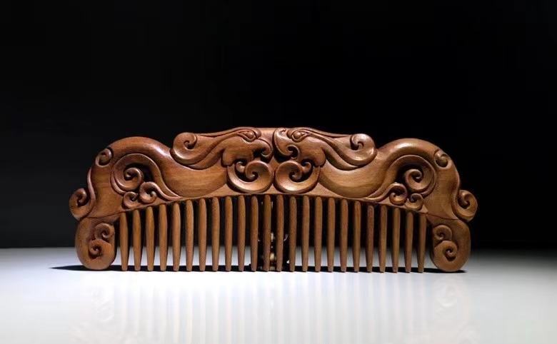 我以木梳顺青丝，了烦恼！老山檀香仿古龙木梳