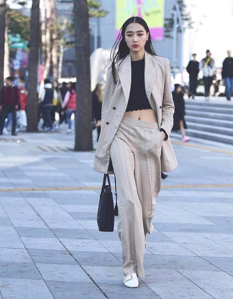 街拍奇装异服完整版,韩国人极简的穿搭风格