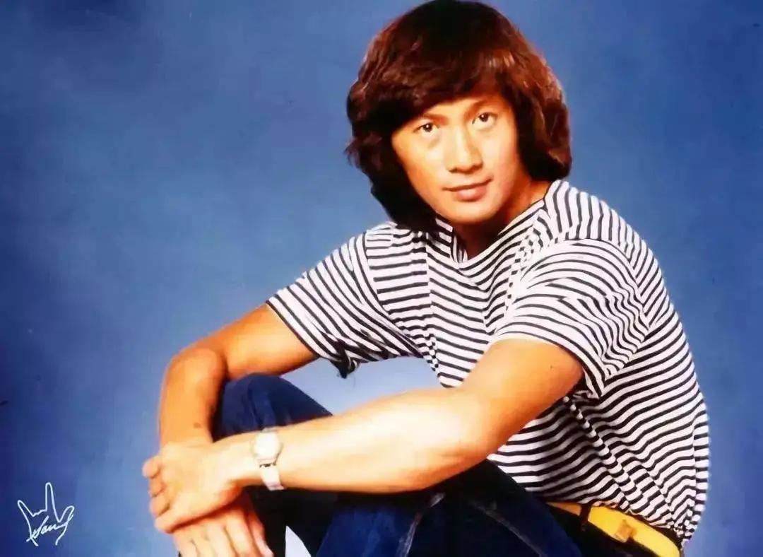 香港无人街头，许冠杰开了场一个人的演唱会，255万人观看！