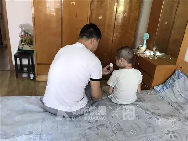 “我想当警察”,他眼睛亮亮的,我们却看哭了......