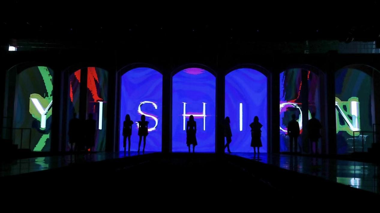 以纯新款穿搭,以纯2022年新款春夏时装秀视频