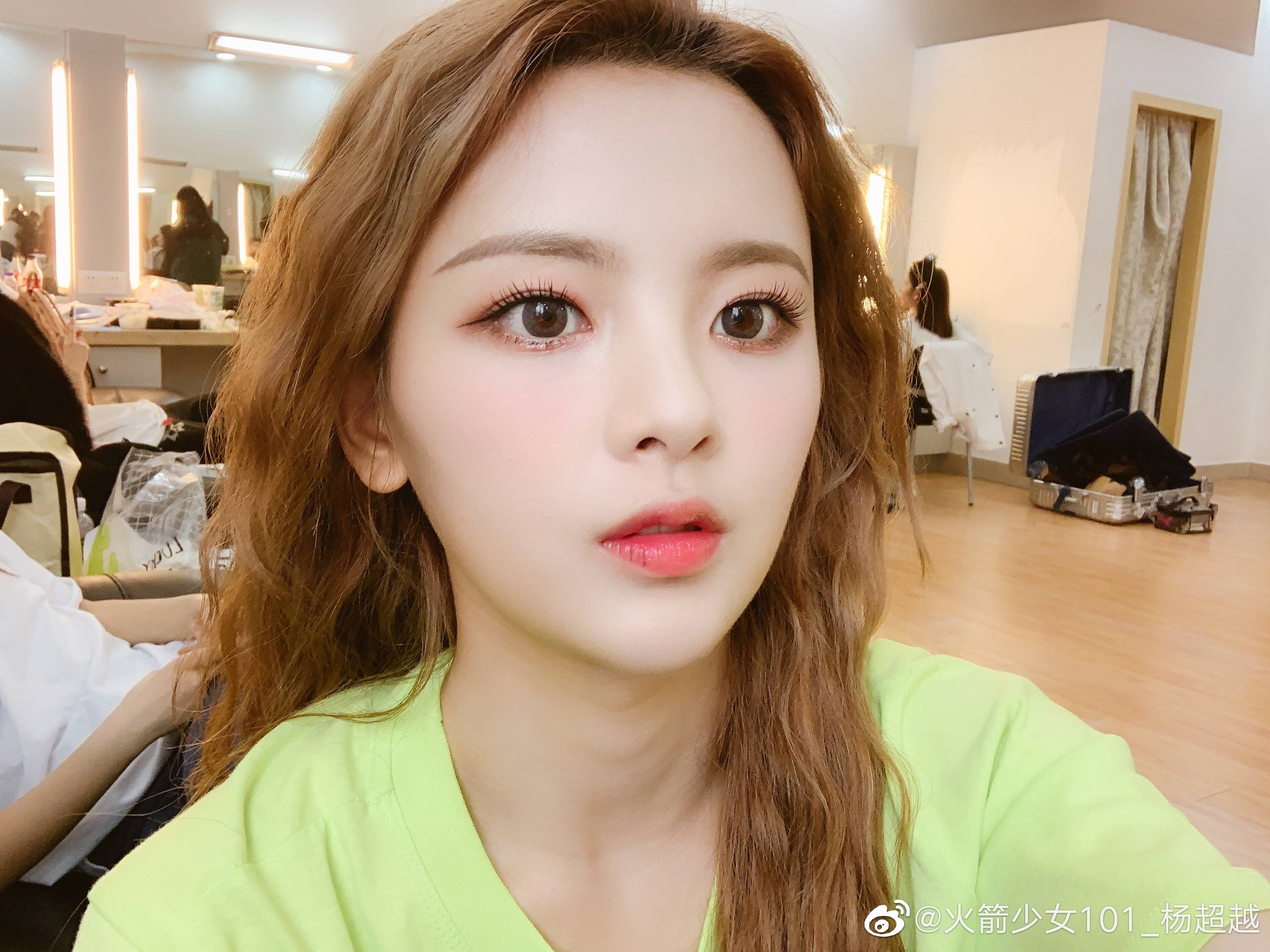 杨超越怼人上瘾！闻袜子遭嫌邋遢，怒回仙女脚不臭，比某人嘴干净