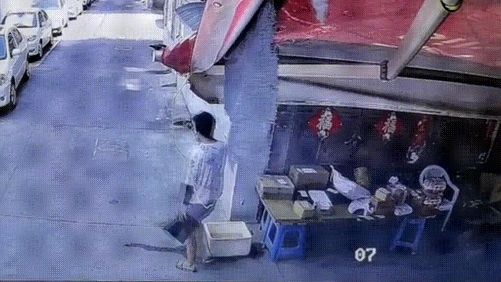 小区货架快递被偷报警,快递被盗作案方式警方提示