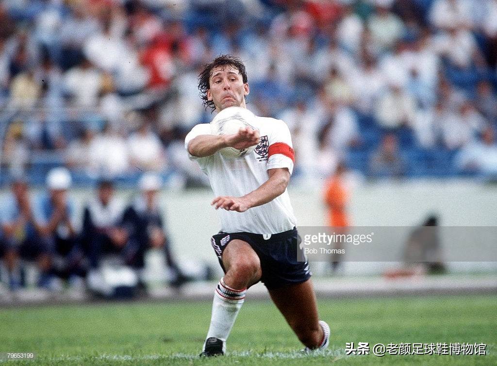 英格兰第一铁汉，骨折踢完比赛，40年前战胜曾国足，爱穿牛逼鞋