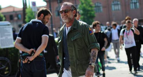 今天余文乐老师要为你们上一堂军装搭配课，答应我要好好学习哟！