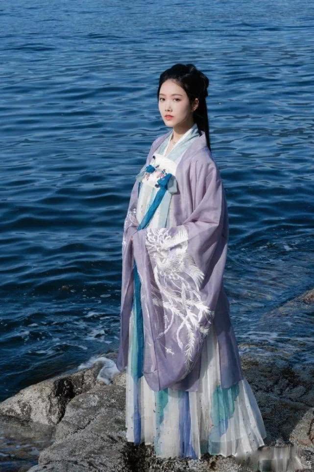 加拿大华裔白富美收藏上百套汉服，一把扇子就2万多，像神仙姐姐