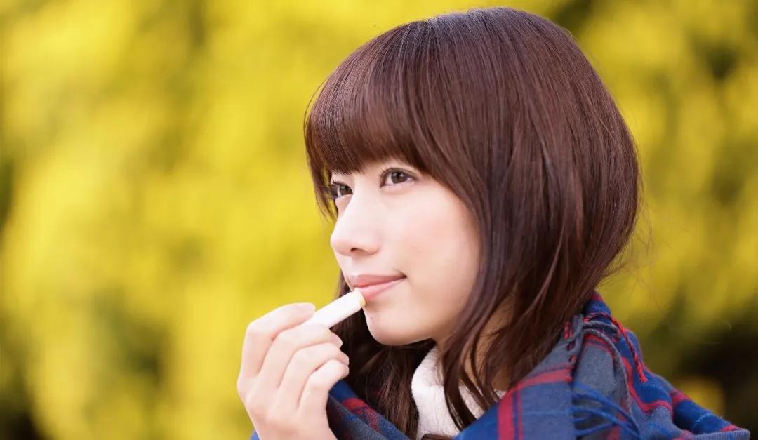 戴口罩的好处与正确的戴口罩方法 (教你长期解决戴口罩的困扰)