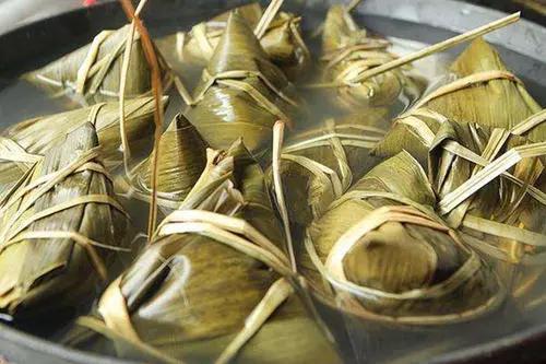 煮粽子到底冷水下锅还是开水下锅,煮粽子是需要冷水还是热水下锅