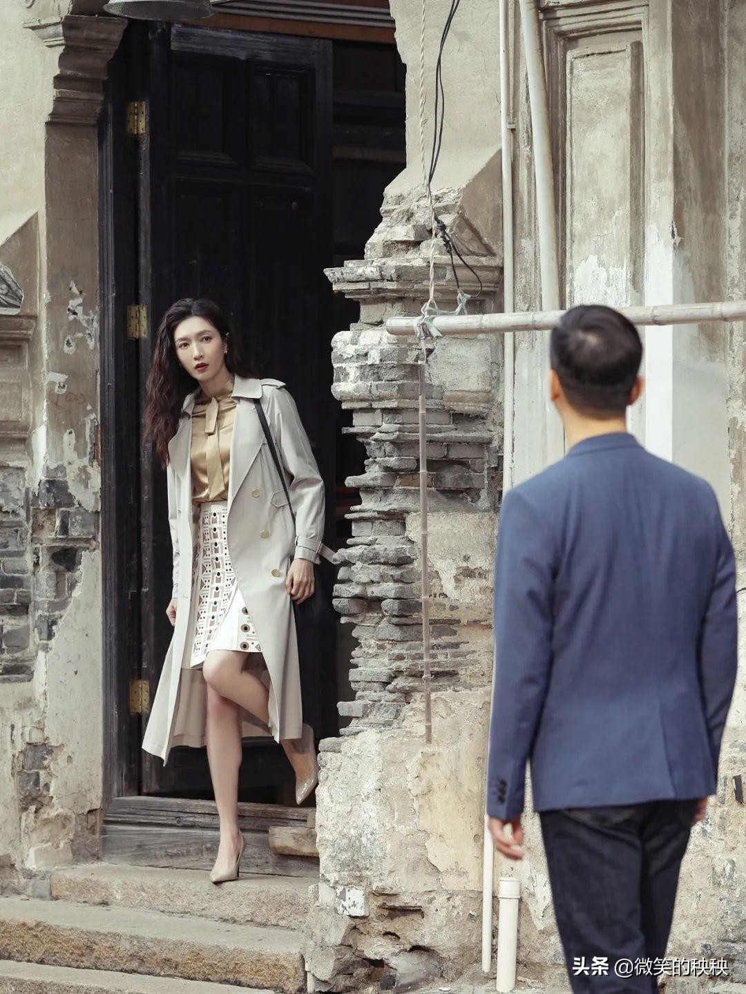 比起顾佳“贵妇”风,王漫妮的显贵穿搭和精准购物,更值得参考