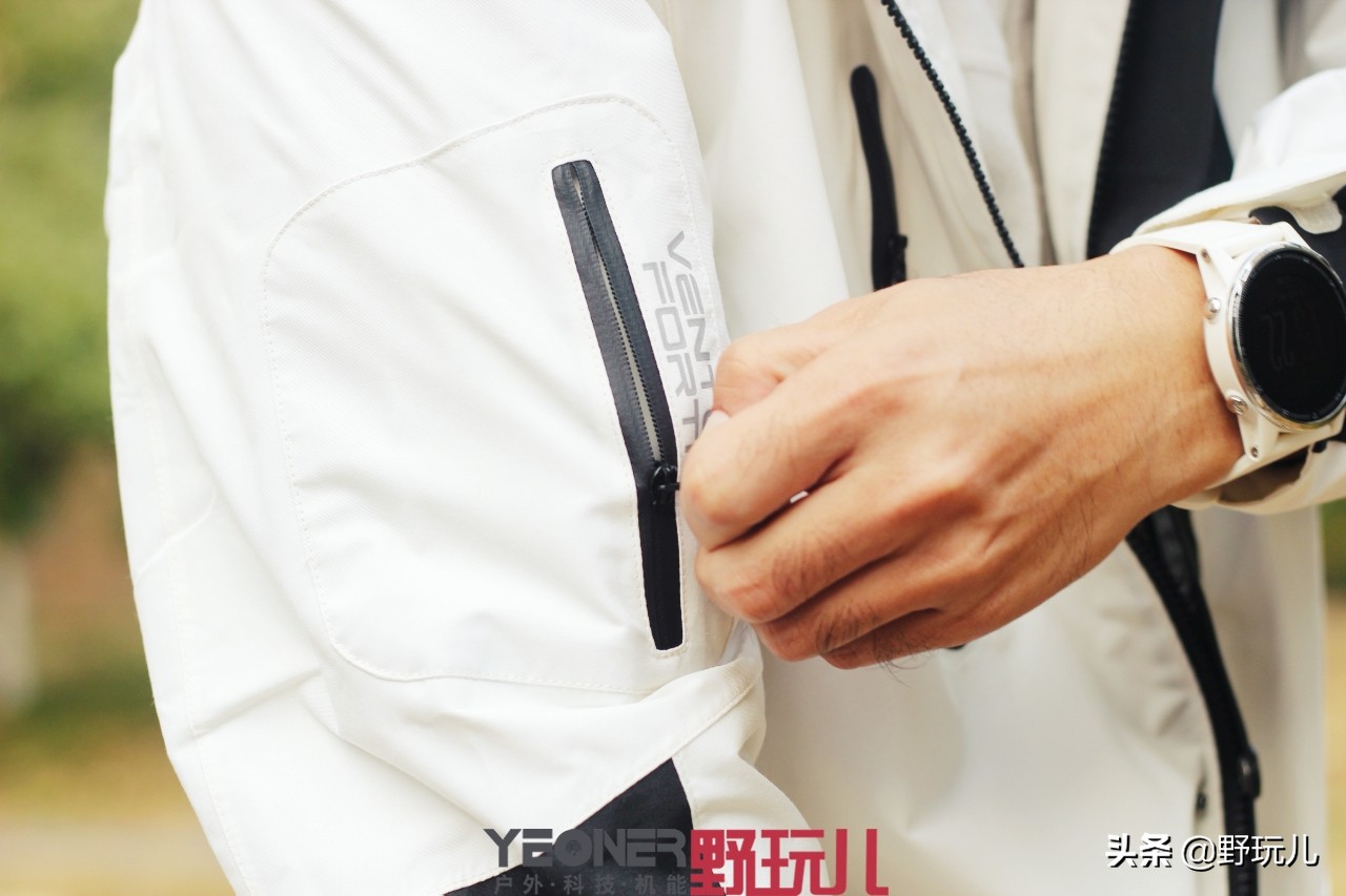 冲锋衣三合一discovery,贝爷穿的户外冲锋衣什么品牌