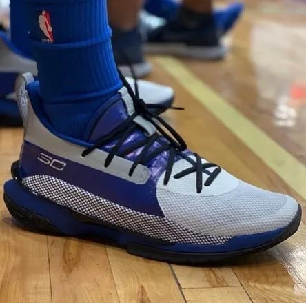 库里7首发配色,库里7主场配色和黑金配色选哪个