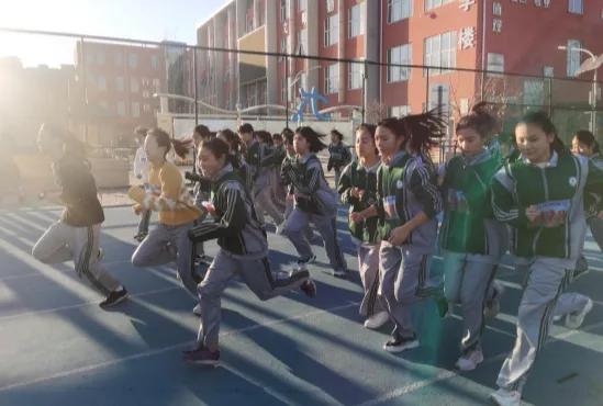 寒冷的冬夜挡不住奔跑脚步,寒冷挡不住小朋友的运动热情