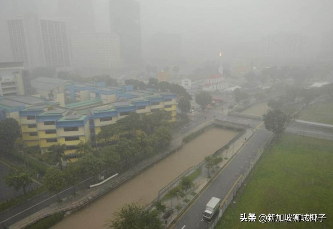 新加坡48小时超强暴雨,新加坡多地遭暴雨侵袭