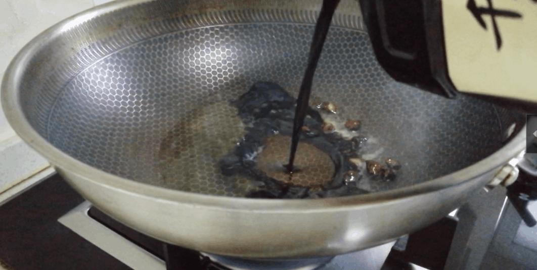 酱油炒面粘锅,炒粉炒面一放酱油就粘锅