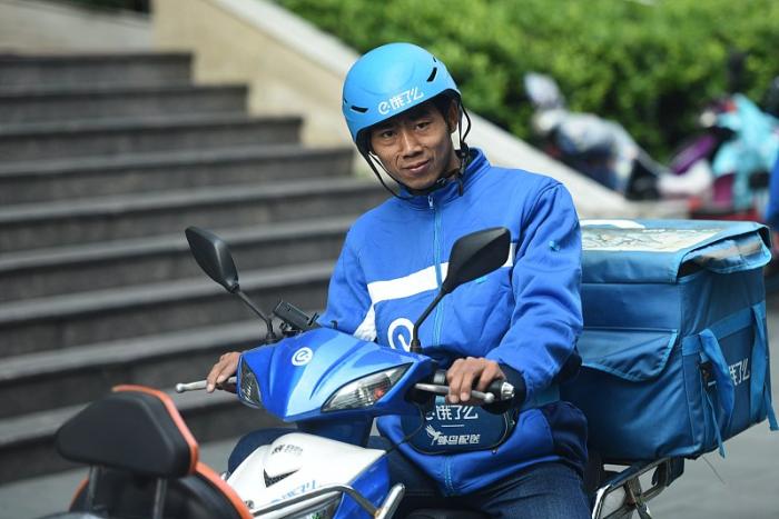 外卖小哥帮顾客买东西被罚款,外卖小哥被举报四次封号