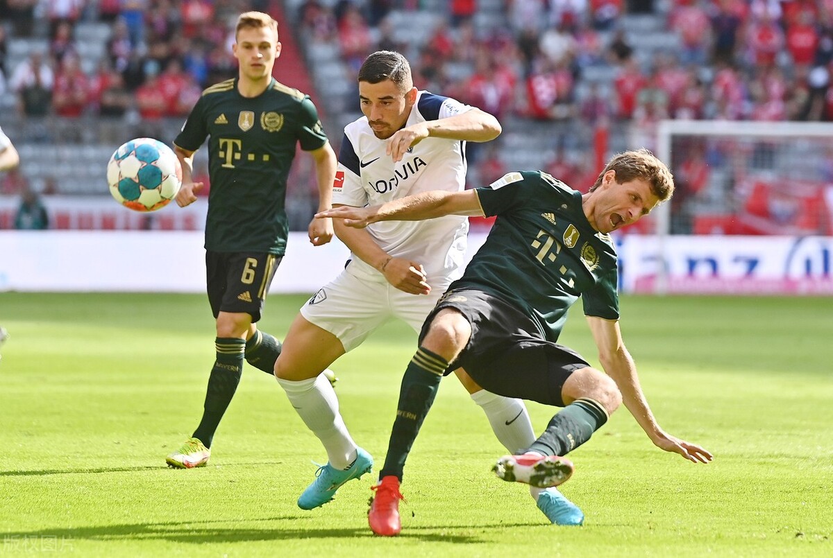 拜仁主场7-0波鸿，快速传导送对手*案惨**，主裁判充当老好人无补时