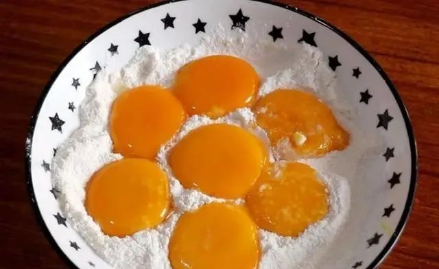 不用面粉腌咸蛋黄最快的方法,怎样腌鸡蛋腌的既不咸蛋黄又出油