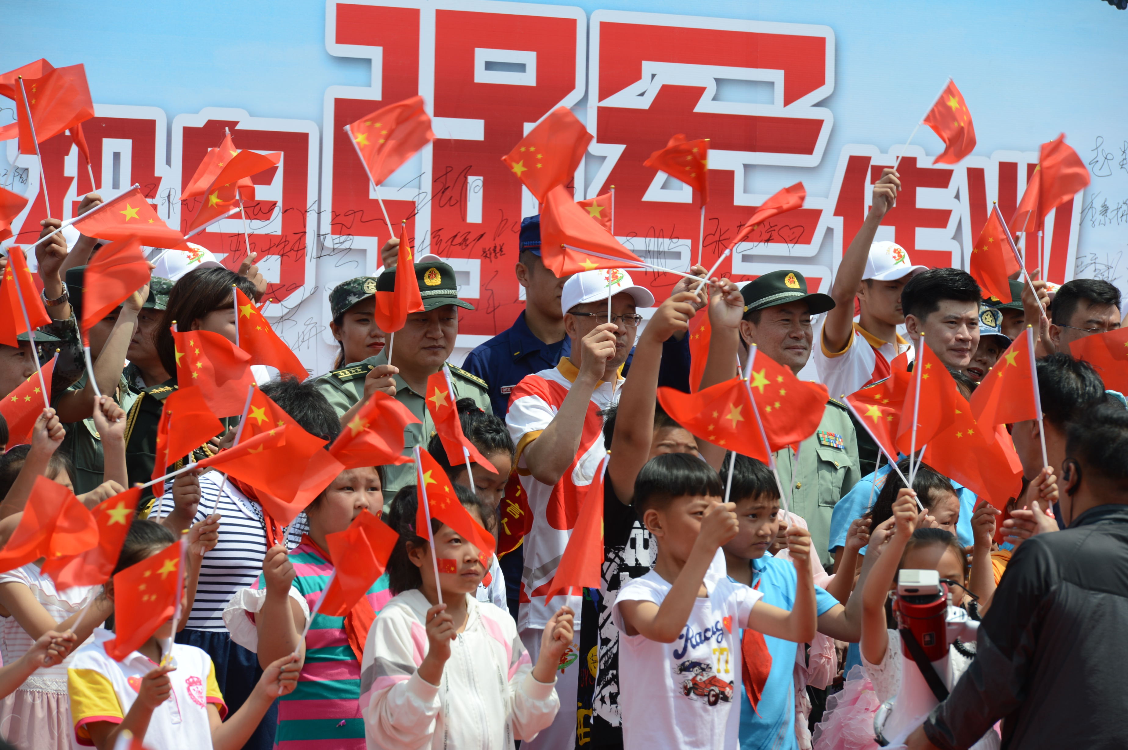 辽宁沈阳：广场“快闪”掀起参军热