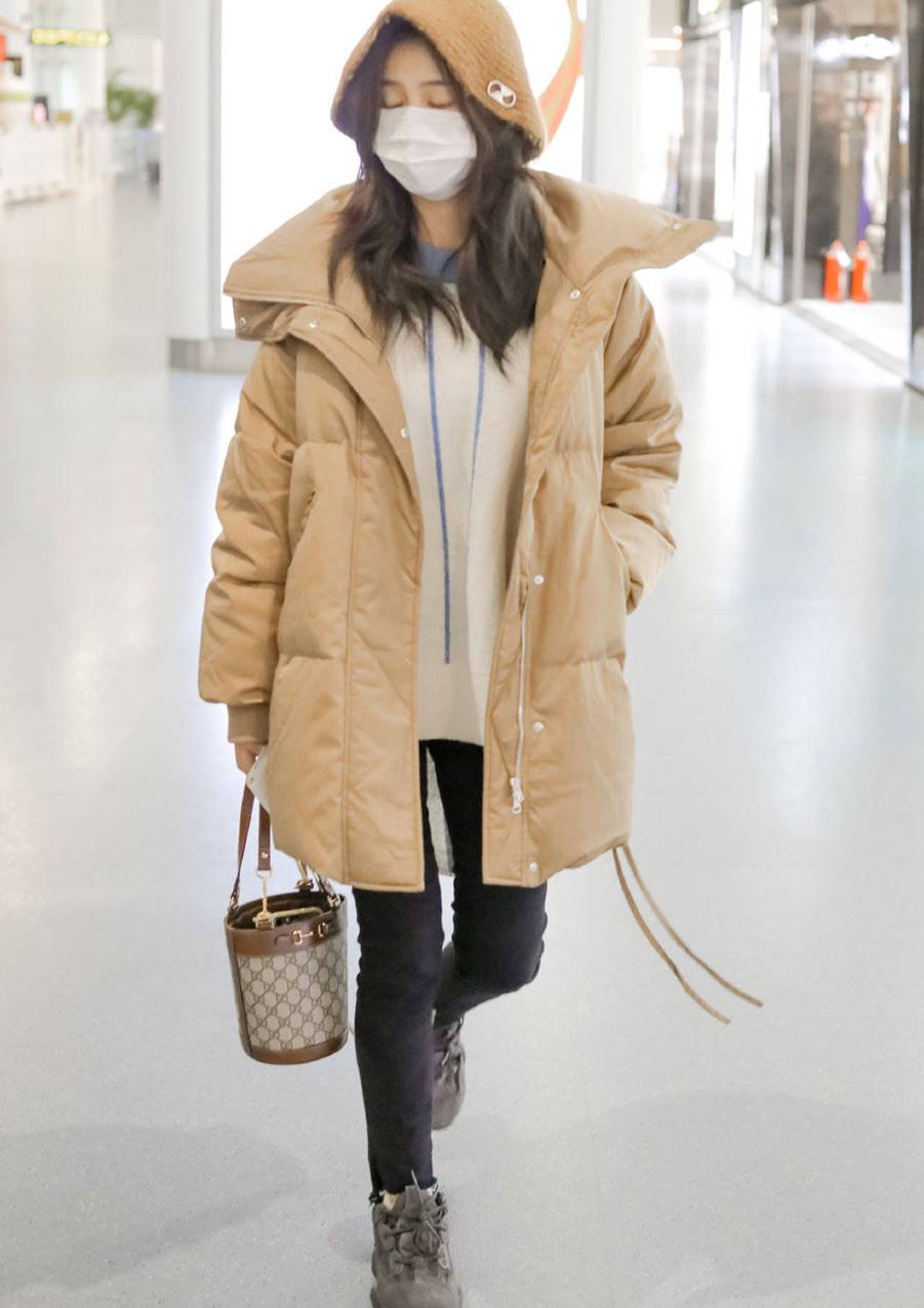 白鹿的冬季穿搭走的“乖乖女”路线，卡其色棉袄配紧身裤，很耐看