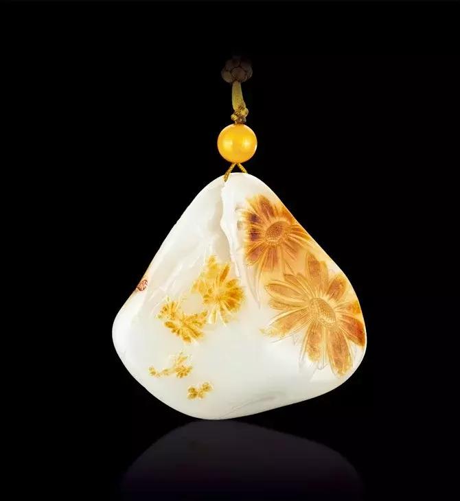 俏色羊脂美玉，美皮玉雕更美