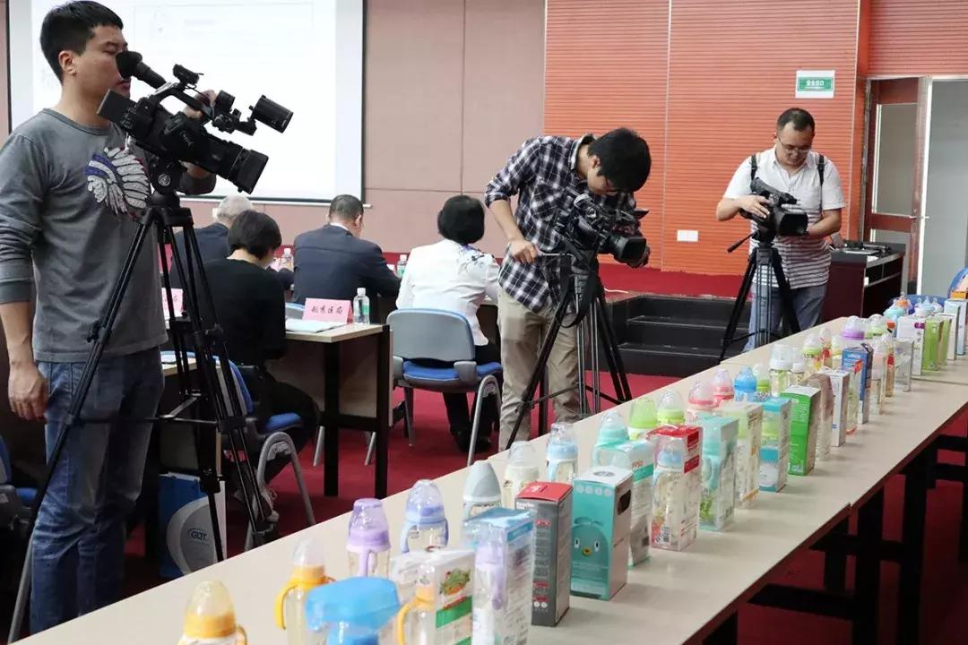 国内外奶瓶奶嘴大比对:宝宝好才是真的好!