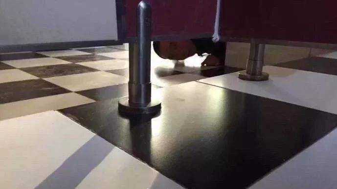 男扮女装偷拍被抓现场,男扮女装躲女厕被抓