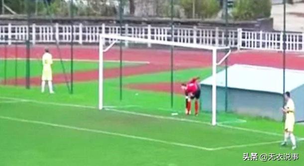 足球场上最尴尬的20个瞬间,足球比赛应对突发状况