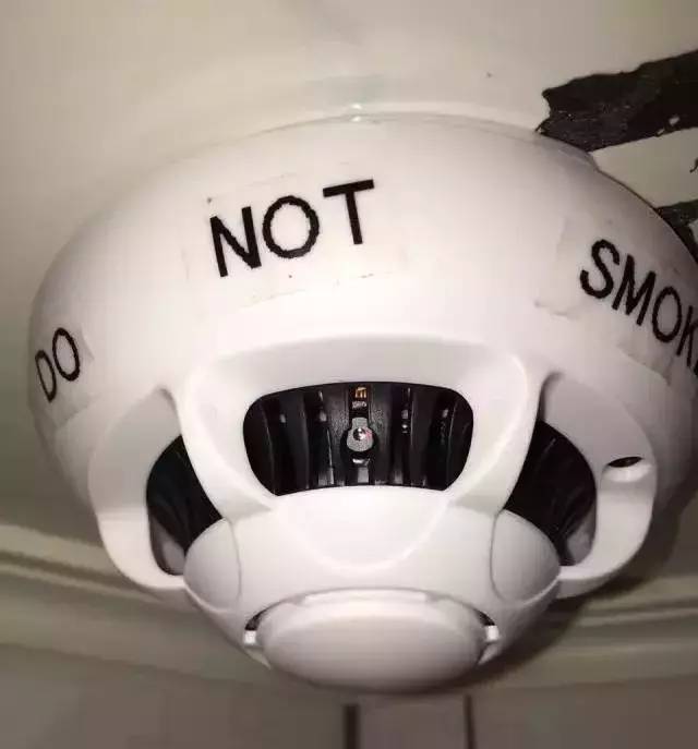 别脱衣，床边有个摄像头！*拍偷**产业链下，中国人再无隐私？