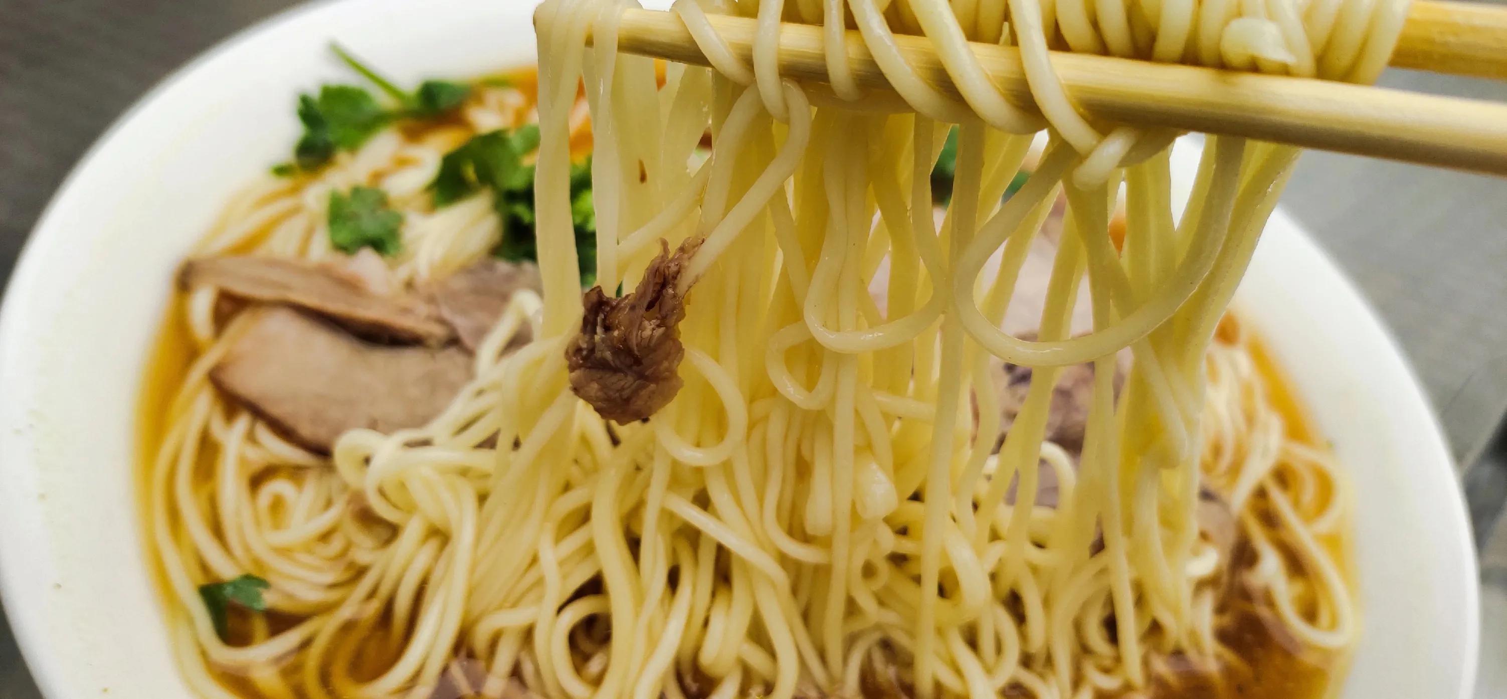 青岛黄汤拉面飘着绿色的油沫,青岛黄汤拉面