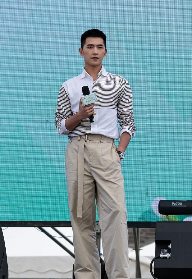 齐刘海短发男杨洋,杨洋穿的黑色马甲搭配黑色衬衣