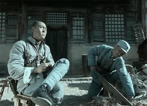 二郎腿为什么翘得很直,为什么翘二郎腿会脚往上翘