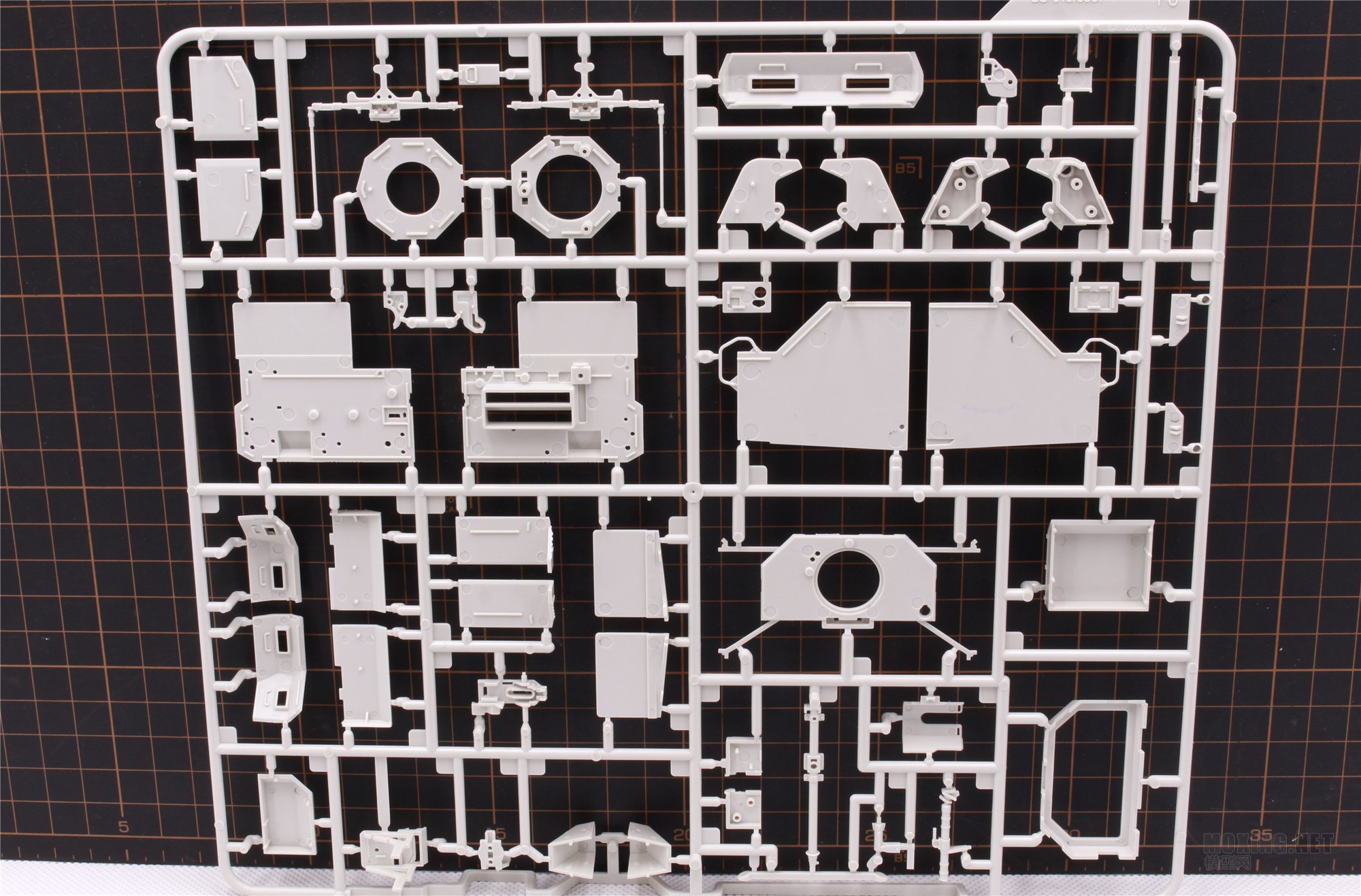 MENG,SS-018-1/35以色列“雌虎”重型装甲运输车-简介与开盒
