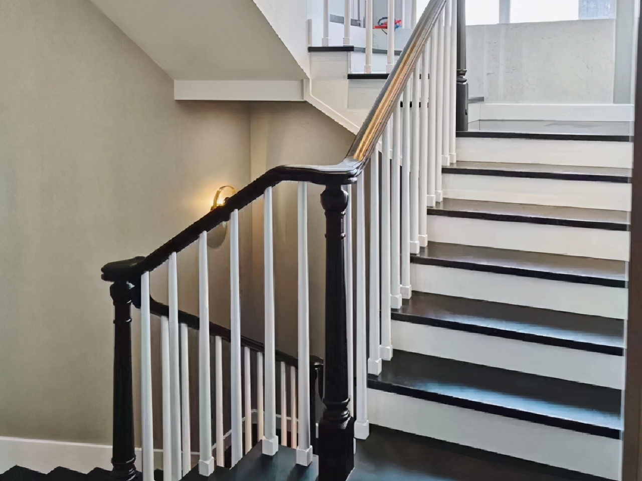 最好的实木楼梯扶手多少钱一米,实木楼梯价格实木楼梯扶手品牌