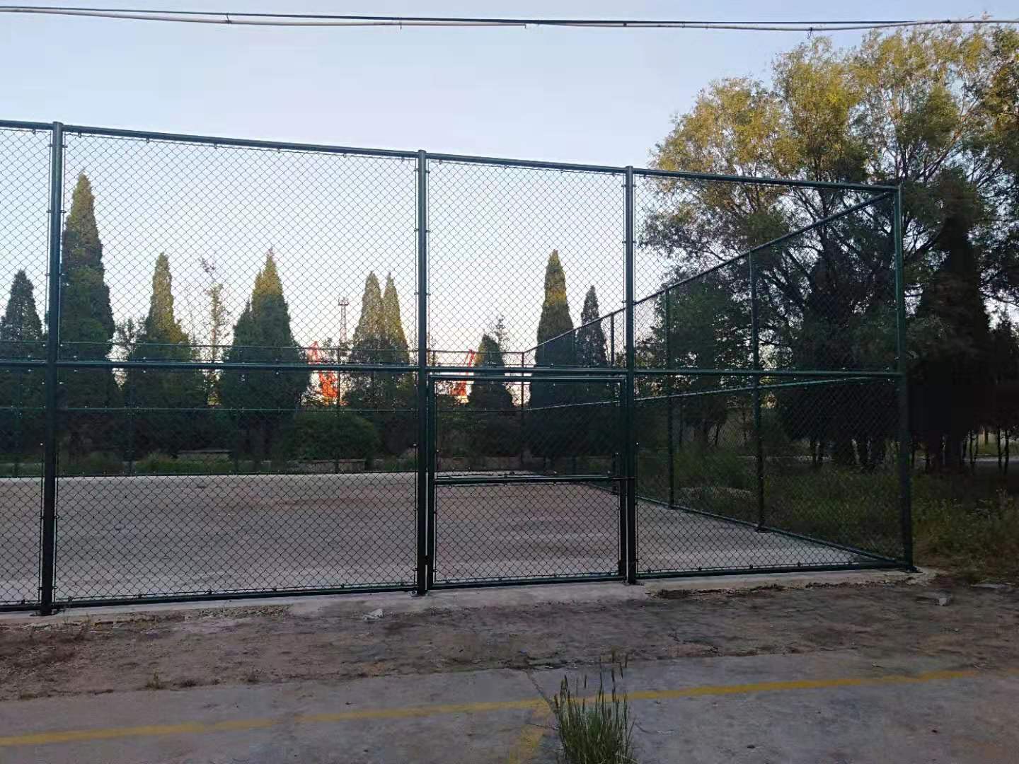 护栏网安装视频教程,球场网围栏怎么安装