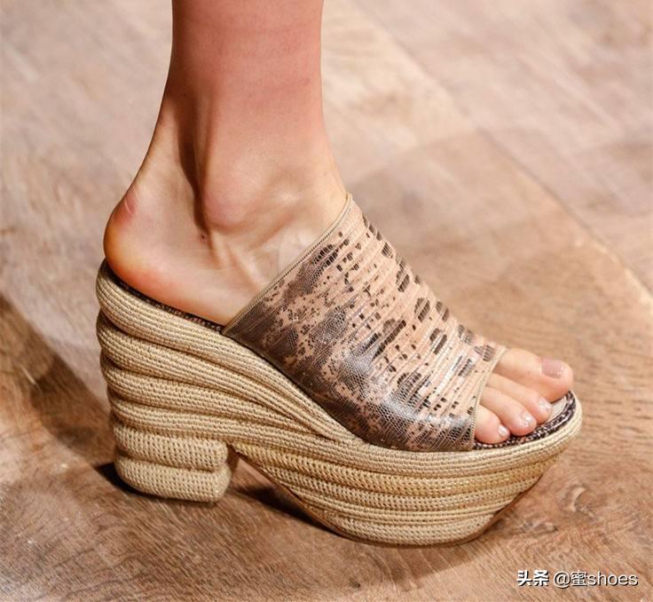 杨幂鞋子同款菲拉格慕,没有鞋跟的高跟鞋走路