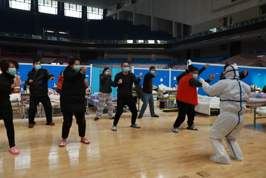 方舱里高三学生多了无数个“班主任”，吃得太健康，怀念垃圾食品