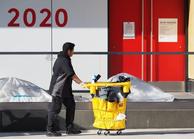 停赛后的NBA球馆啥样子？馆内空无一人，门口只有清洁工与游客