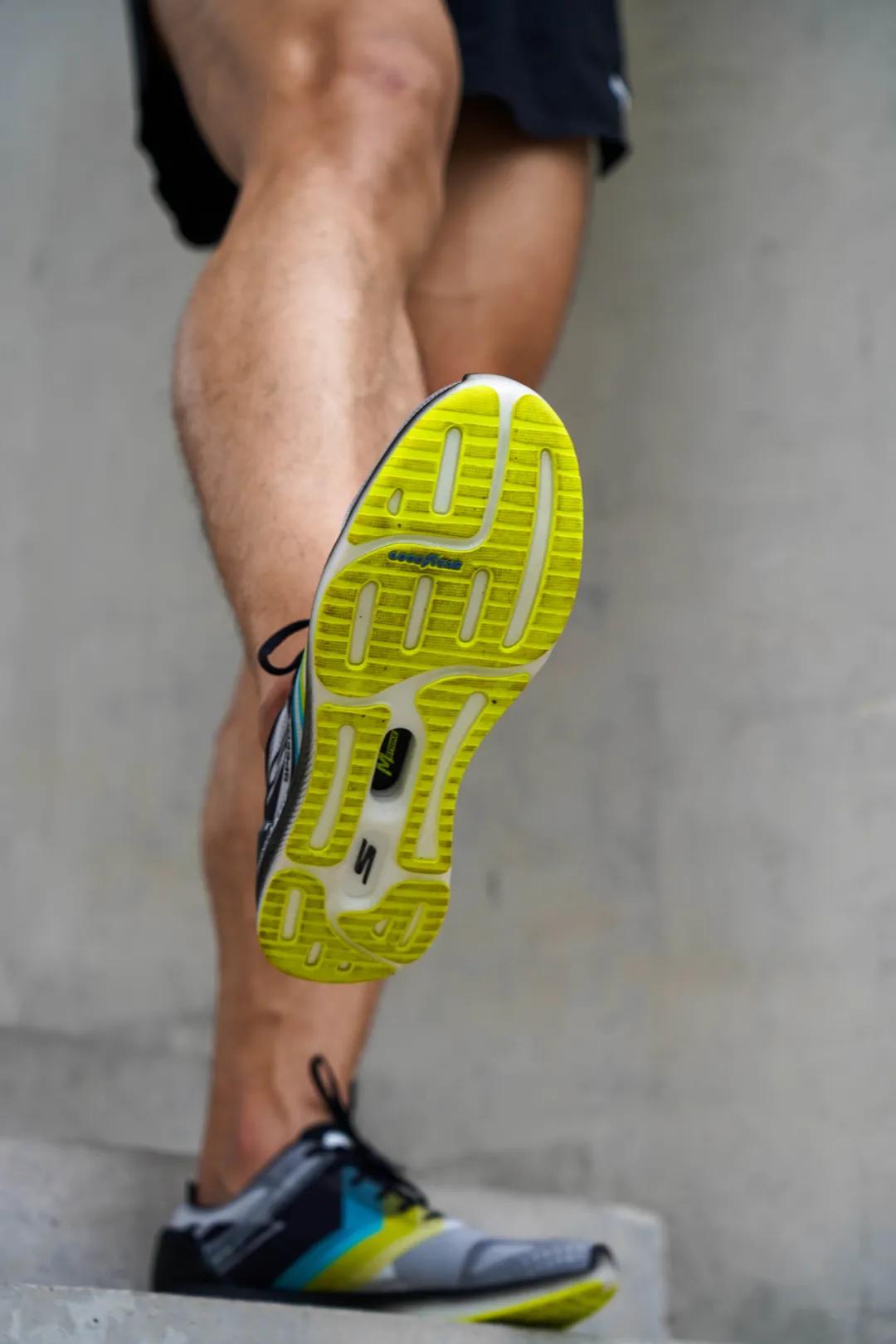 skechers斯凯奇gorunmaxroad6,斯凯奇skechers新年系列2024
