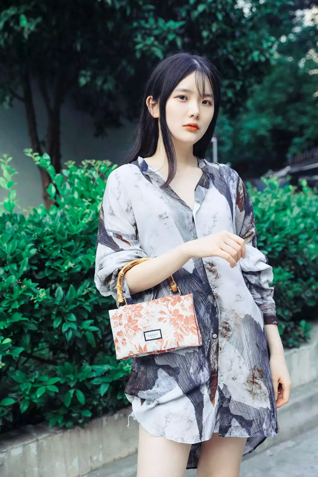 废旧纸袋如何做收纳包包,大牌纸袋斜挎包包改造教程