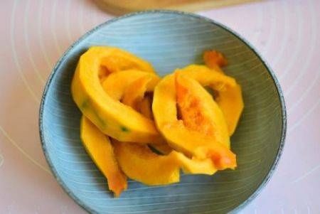 南瓜豆馅千层饼的家常做法,南瓜香掉牙夹心千层饼教程