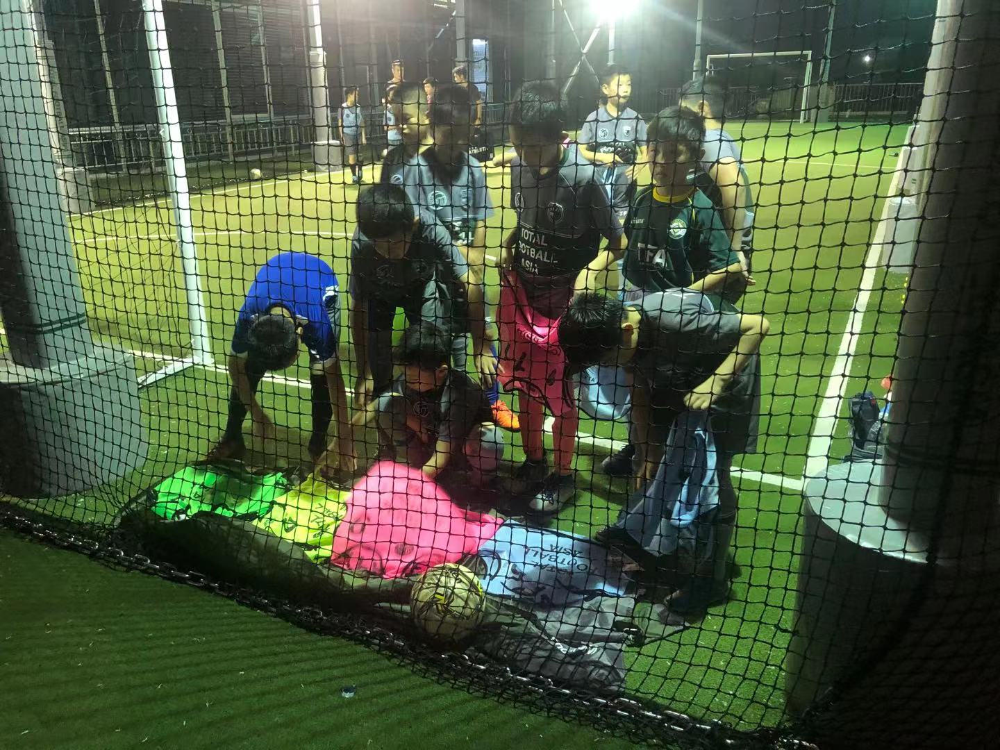 训练间隙助教帮孩子们捡球，却被日本教练发声阻止了