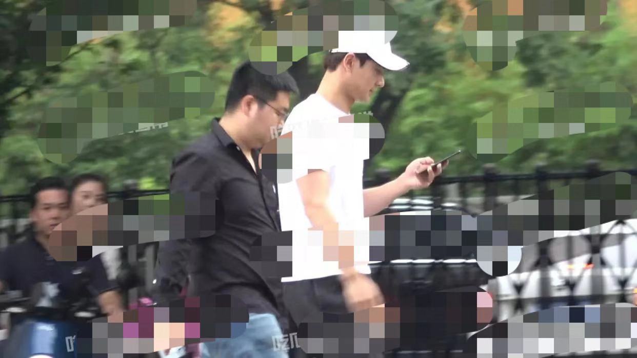 终于不用和别人*绑捆**CP了，吴昕被曝和演员郑凯恋爱，又一起姐弟恋